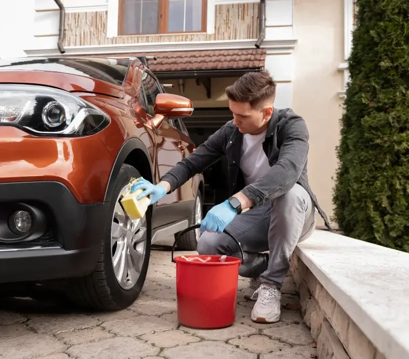 Lavage auto à domicile Pouligny-Saint-Pierre : professionnel intervenant sur un véhicule